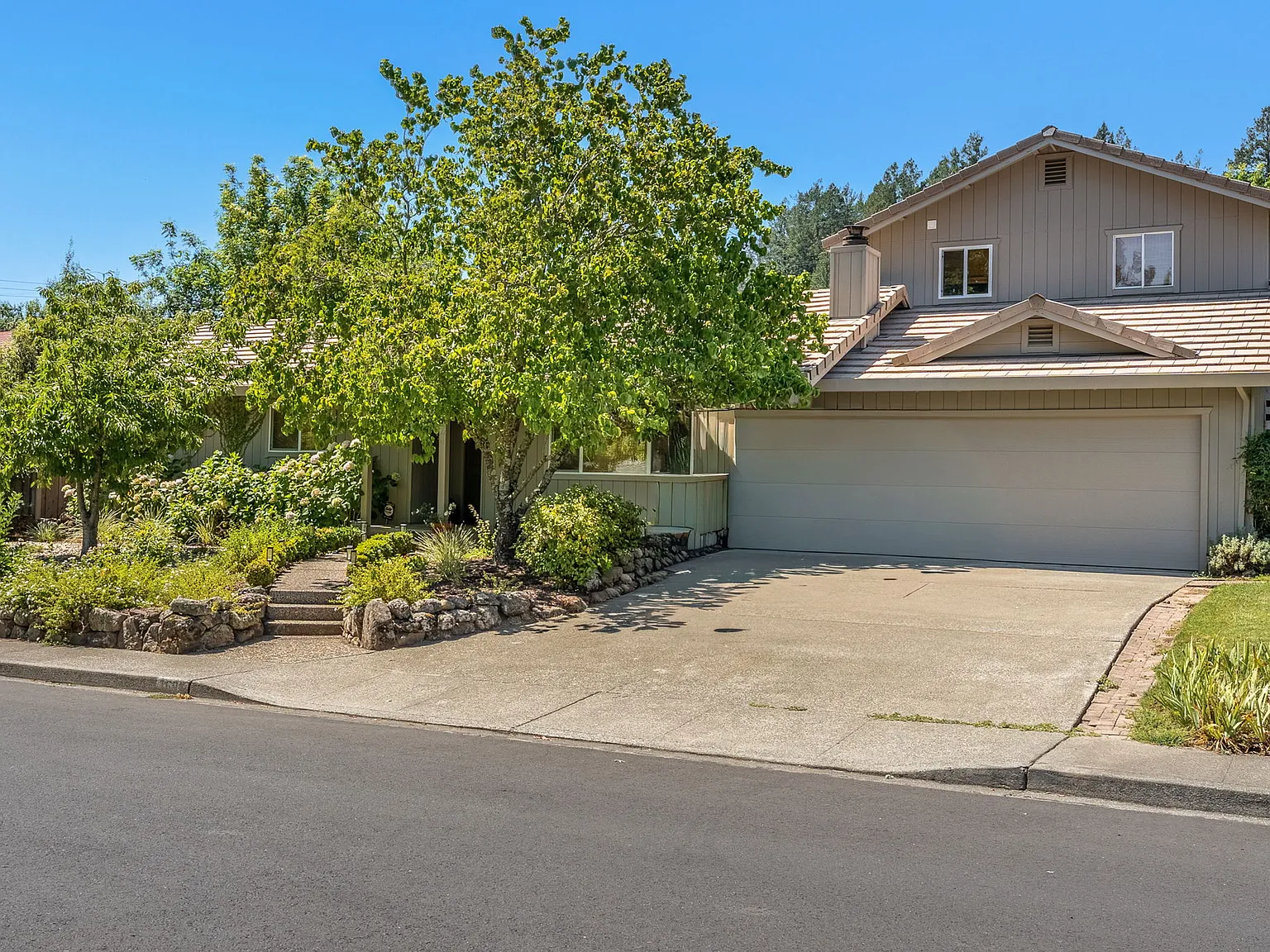 4 bed, 2416 sqft, $9,000 — Photo 4