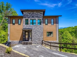 2951 Lightning Strike Dr, Sevierville, TN 37862