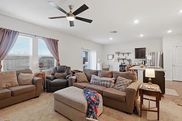 3 bed, 2.5 bath, 1824 sqft, $2,000 — Photo 3
