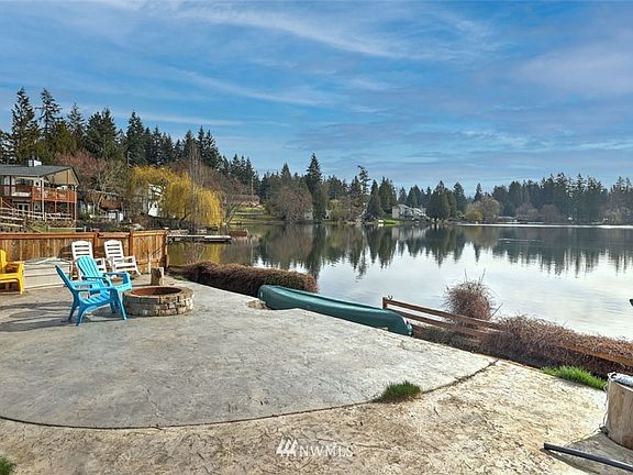 Grand stamped concrete bulkhead at lake front