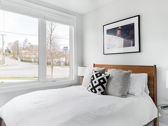 1st floor- 1 queen bed, en suite bathroom