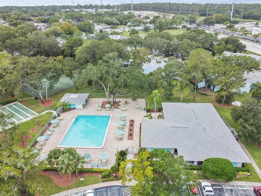 2 bed, 1.5 bath, 886 sqft, $1,600 — Photo 2