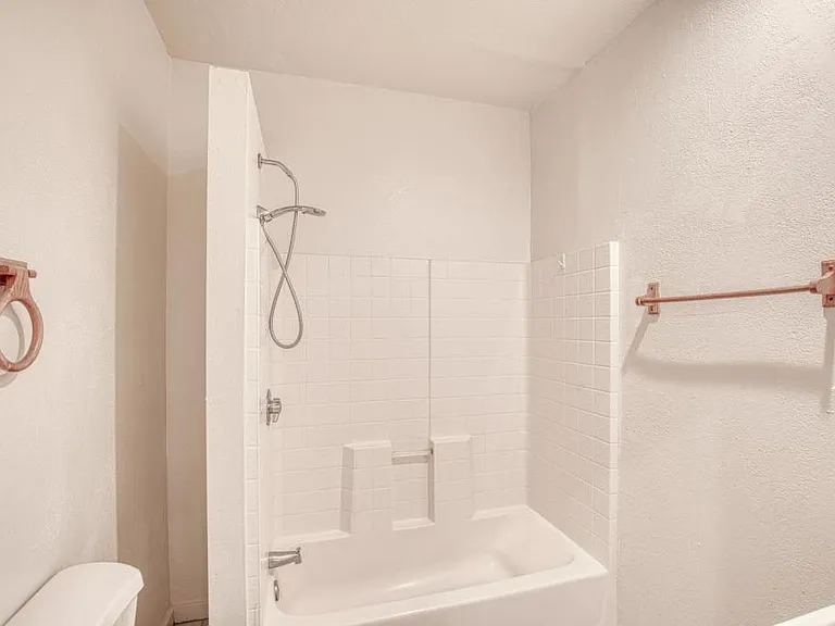 638 E 1st St #2 — Photo 25