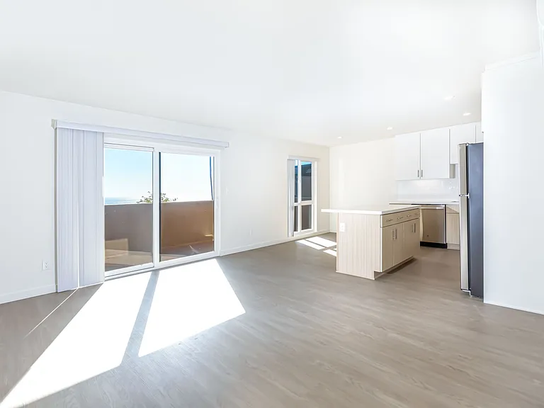 390 Stratford Ct — Photo 8