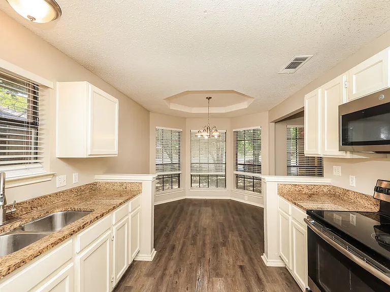 2605 Hartford Ln — Photo 9