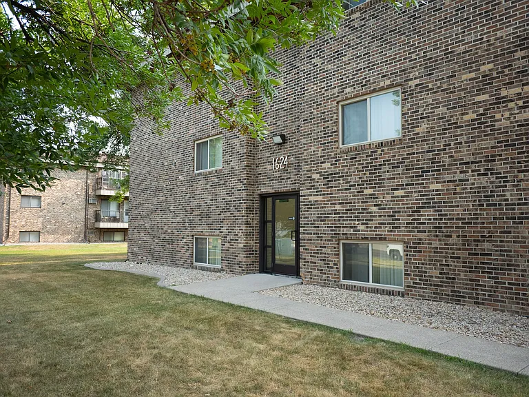 1624 E Gateway Cir S — Photo 1