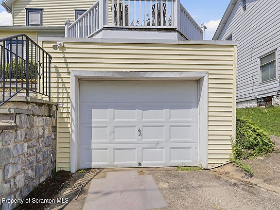 5th image of 521 Delaware St