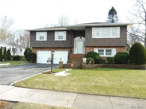 4 Rini Rd, Glen Head, NY 11545