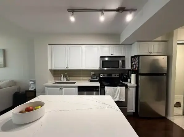 215 Fort York Blvd #1801, Toronto, ON M5V 4A2
