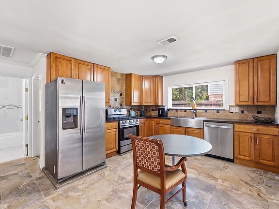 SPACIOUS KITCHEN