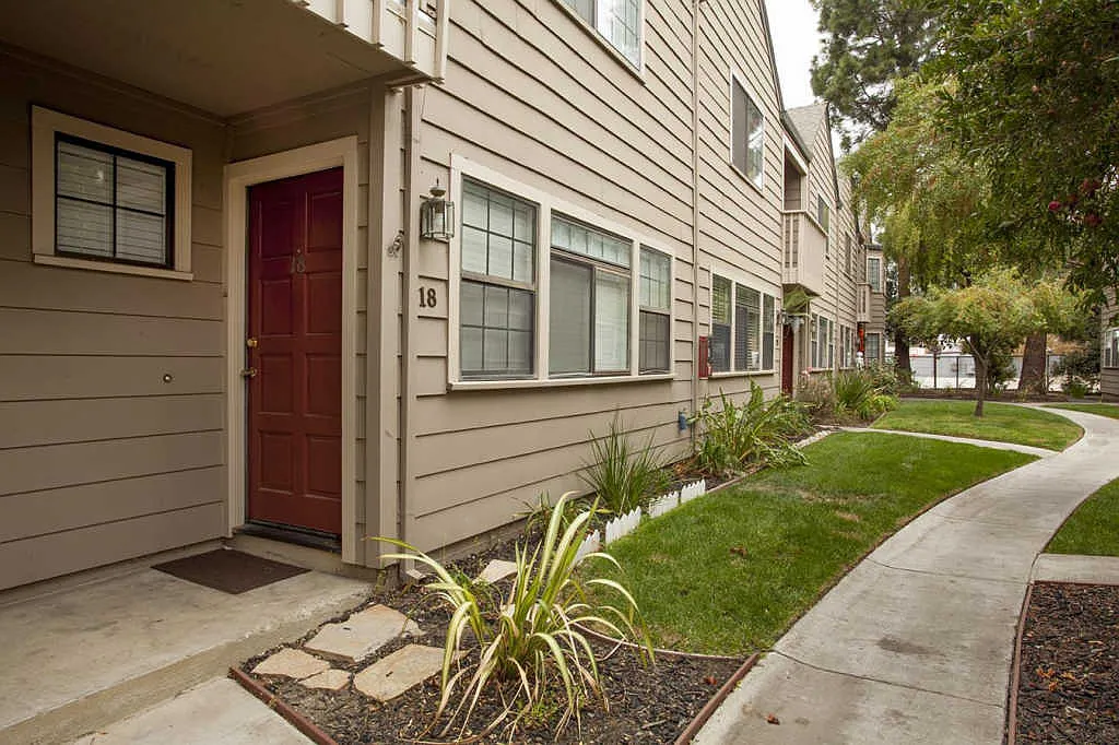 160 Gibson Dr APT 18 photo 1