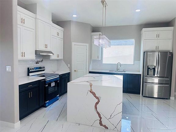 4th image of 909 Azalea St