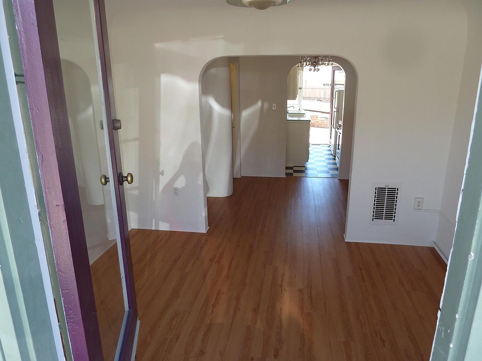 Entetrane to apartment