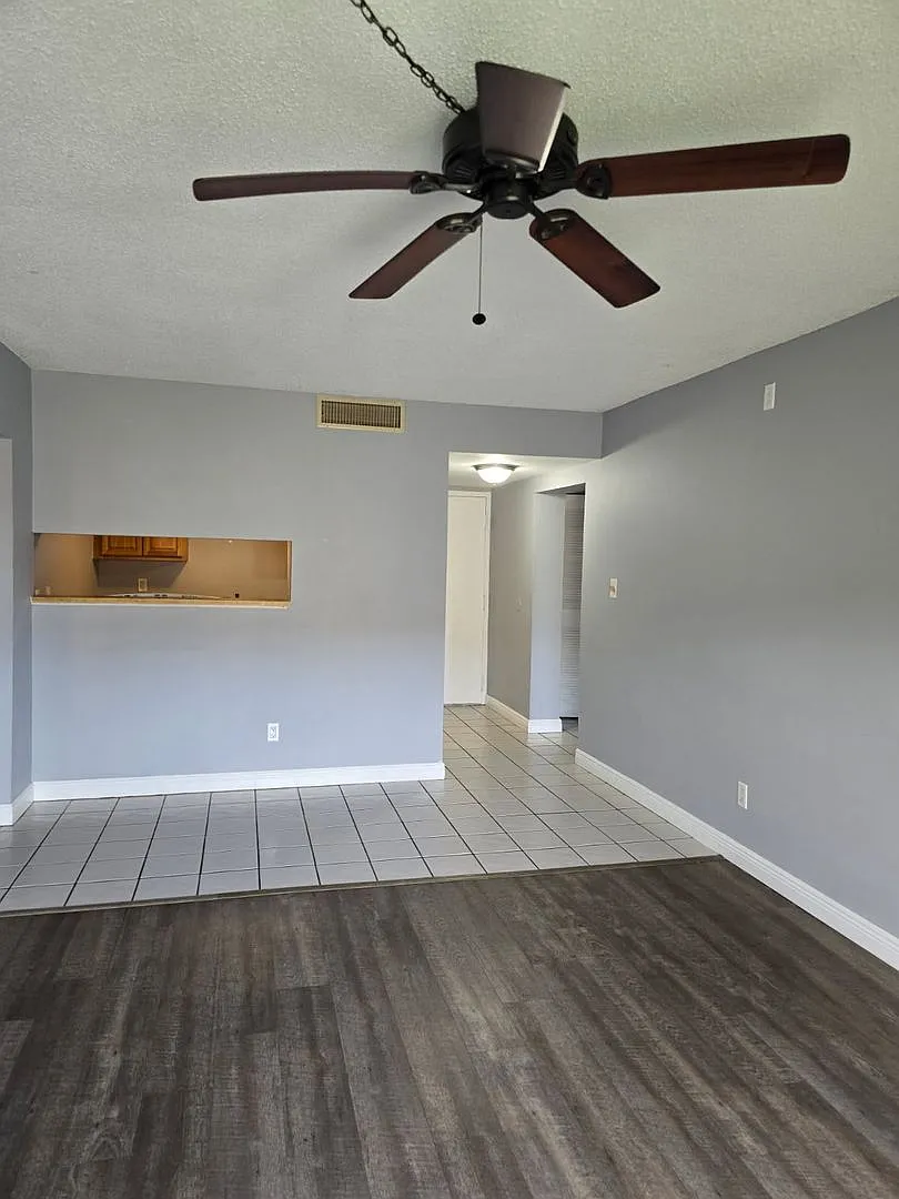 $400 Off First Month Rent! Tampa Racquet Club — Photo 1