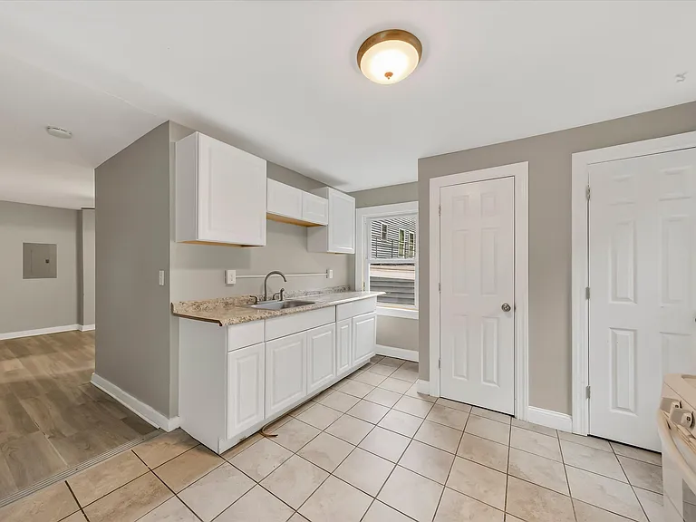 68 Catharine St — Photo 10