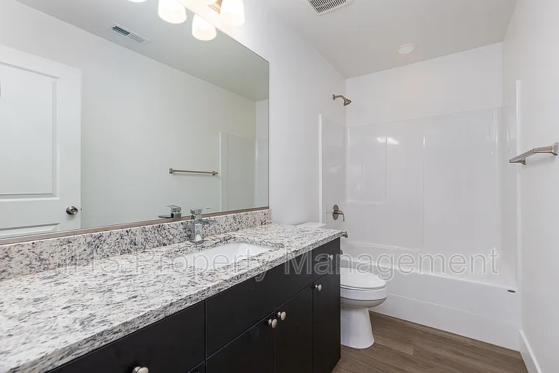 2 bed, 1.0 bath, 901 sqft, $1,350 — Photo 3