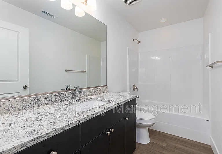 452 S 40th Ave — Photo 3