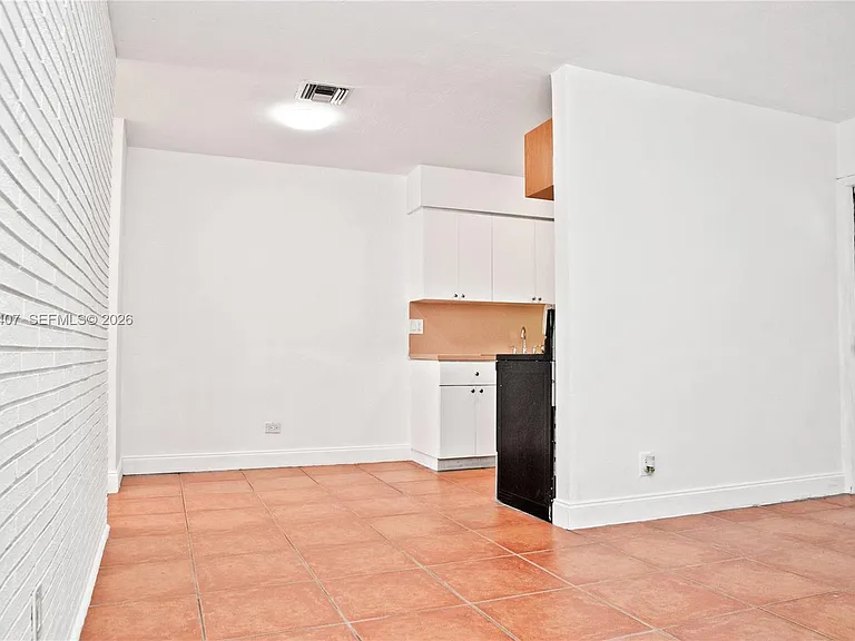 304 SE 9th Ct #6 — Photo 8