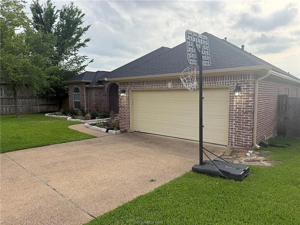 4 bed, 2.5 bath, 2285 sqft, $2,700 — Photo 4