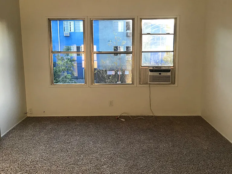 6946-6958 N Agnes Ave #4 — Photo 3