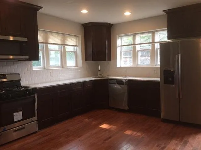 6 bed, 4.5 bath, 2500 sqft, $4,500 — Photo 3