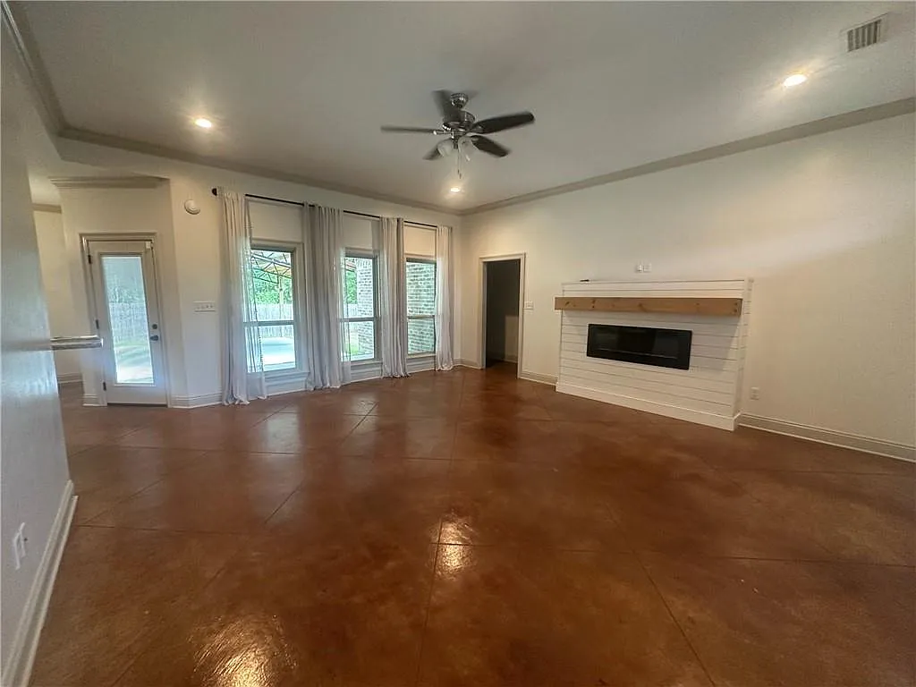 3 bed, 2.0 bath, 1665 sqft, $2,300 — Photo 2