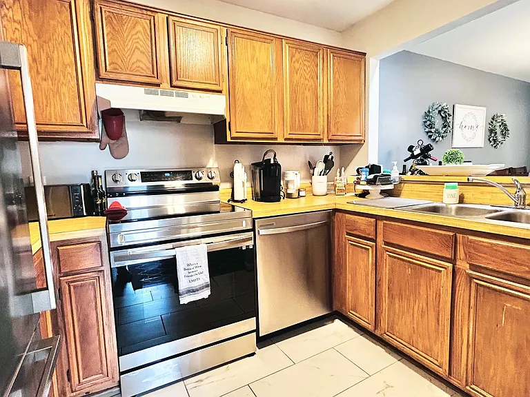 202 Grosvenor Ln #203 — Photo 3