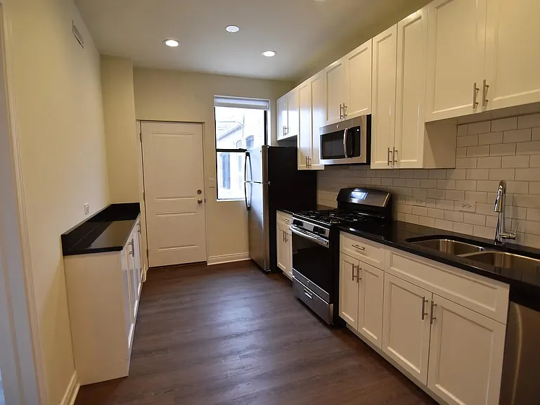 1906 W Montrose Ave #3 — Photo 9