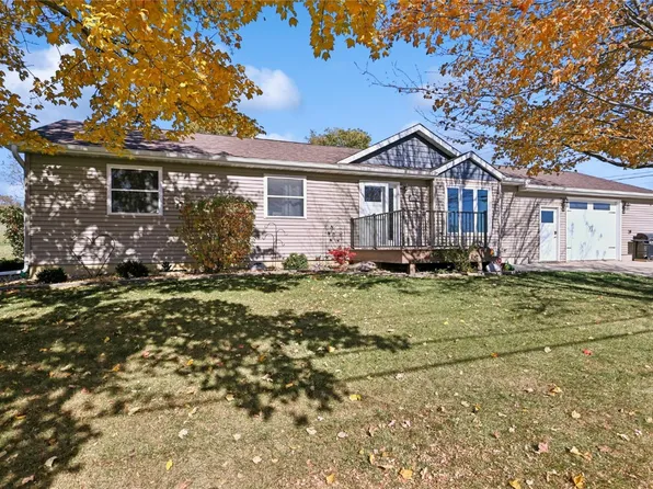 1210 8th St, Belle Plaine, IA 52208