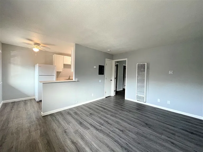 940 N San Joaquin Street — Photo 7