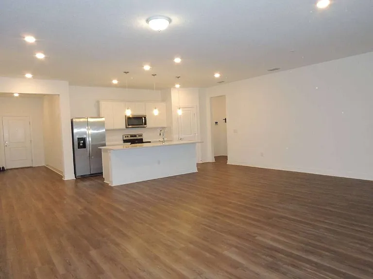 3916 N Maryland Ave — Photo 3