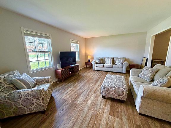 3rd image of 3328 Crown Crest Rd