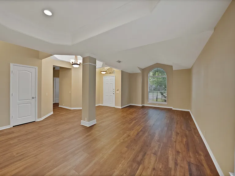 5708 McKinley Ln — Photo 4