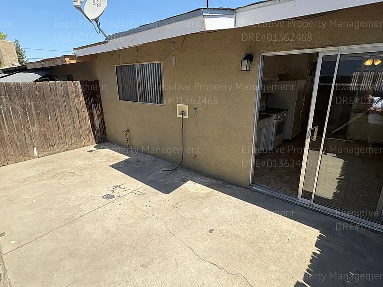 1921 Baker St — Photo 14