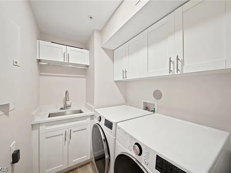 248 4th Ave S #D-201 — Photo 30