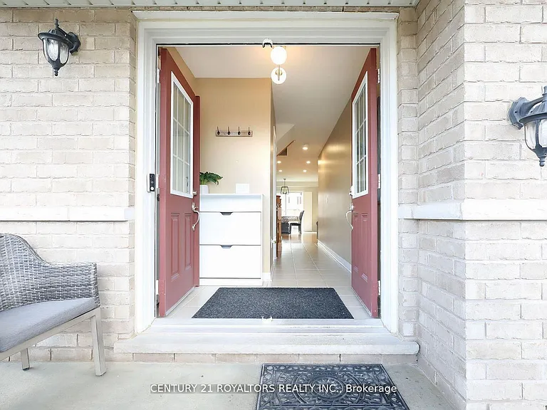 386 Thompson St — Photo 2