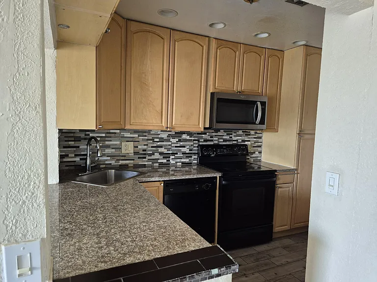 10039 Winding Lake Rd #202 — Photo 7