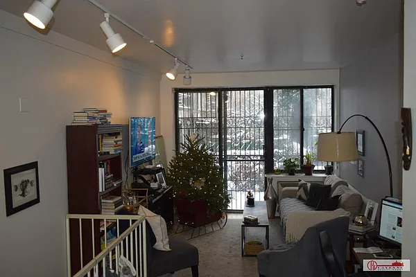 Rented by Cayenne Realty Group | media 29
