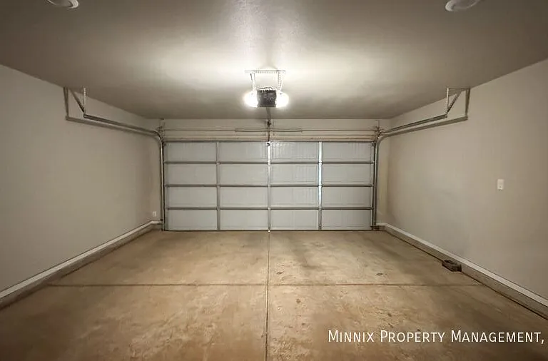 2033 Kenwood Ave — Photo 23