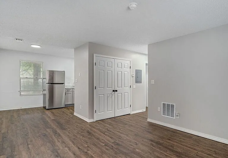 1138 E Walnut St #5 — Photo 4