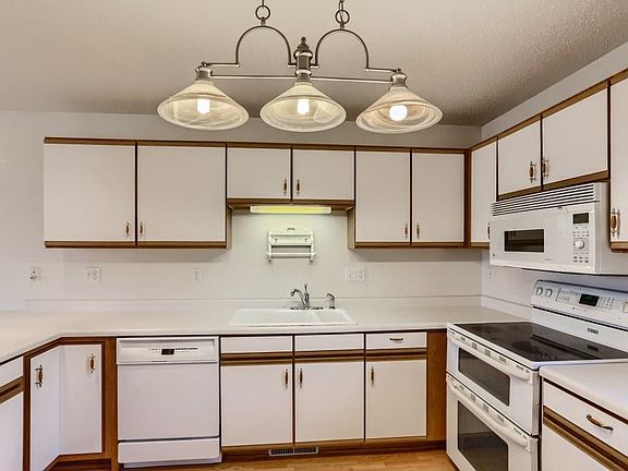 5th image of 917 7th Ave NE