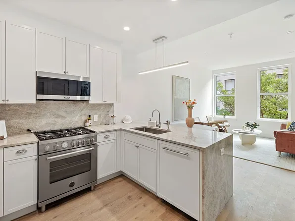171 Calyer St APT 3C, Brooklyn, NY 11222