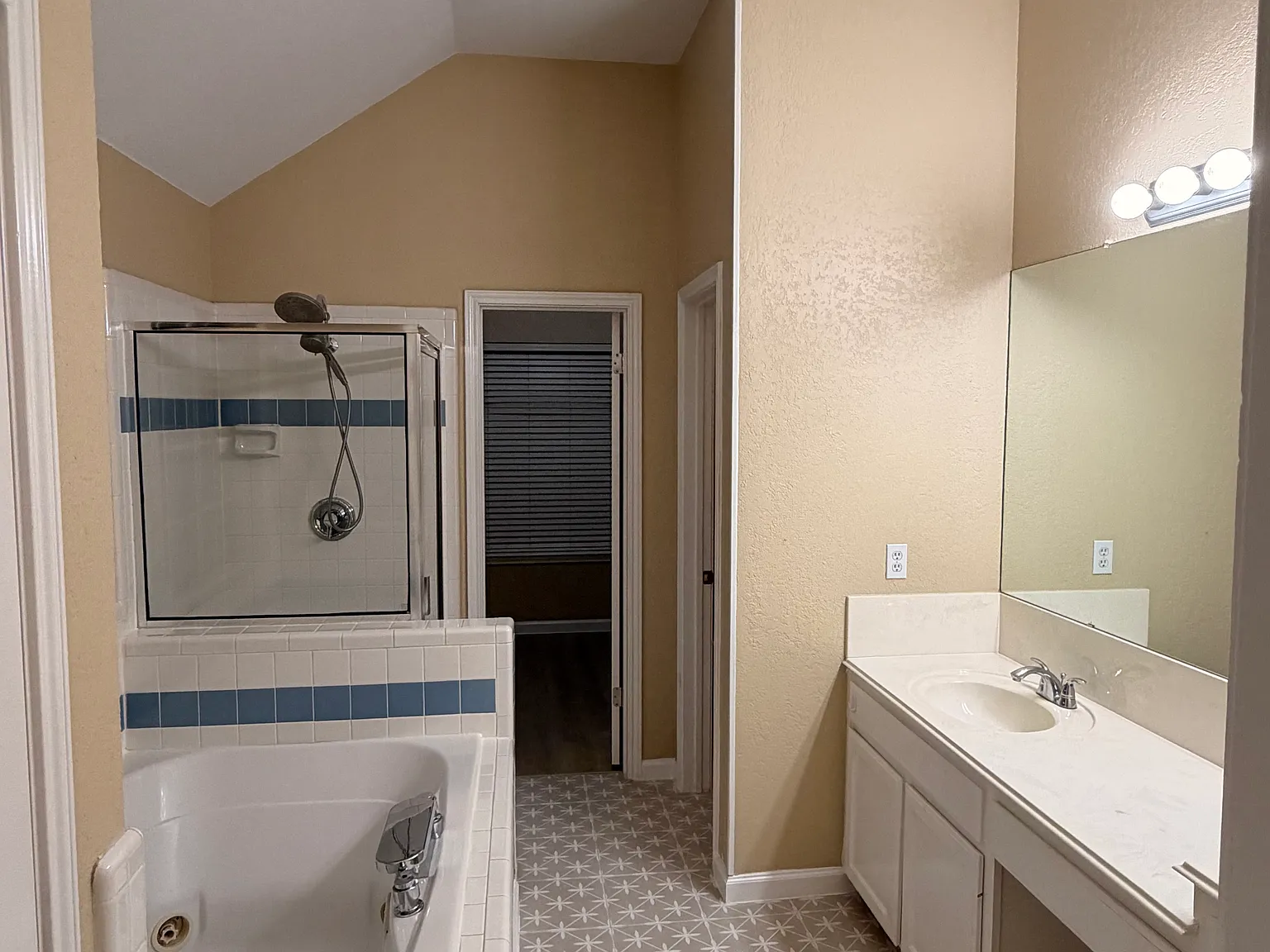 3 bed, 2.5 bath, 1939 sqft, $2,500 — Photo 2
