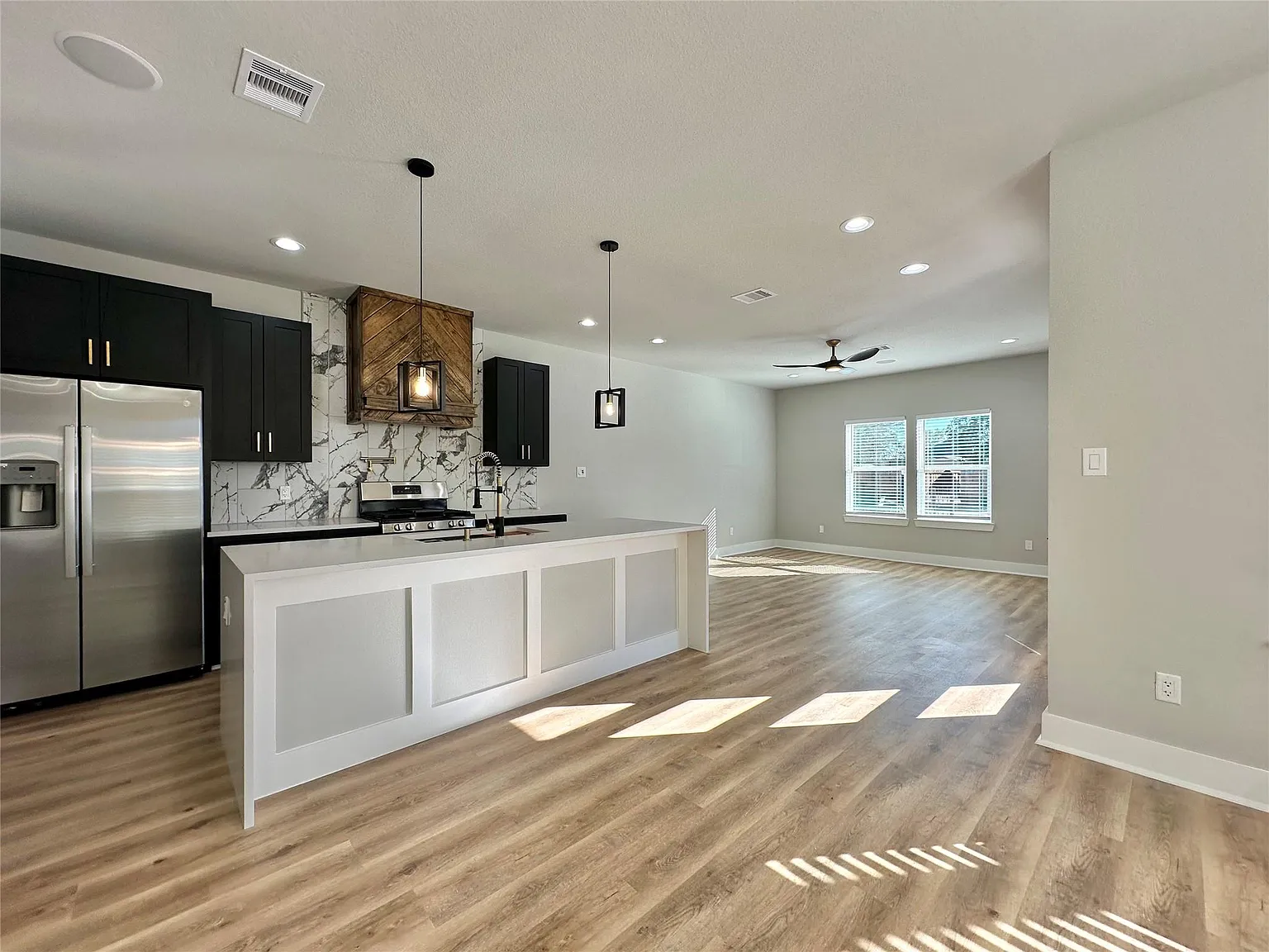3 bed, 2.0 bath, 1426 sqft, $2,000 — Photo 4