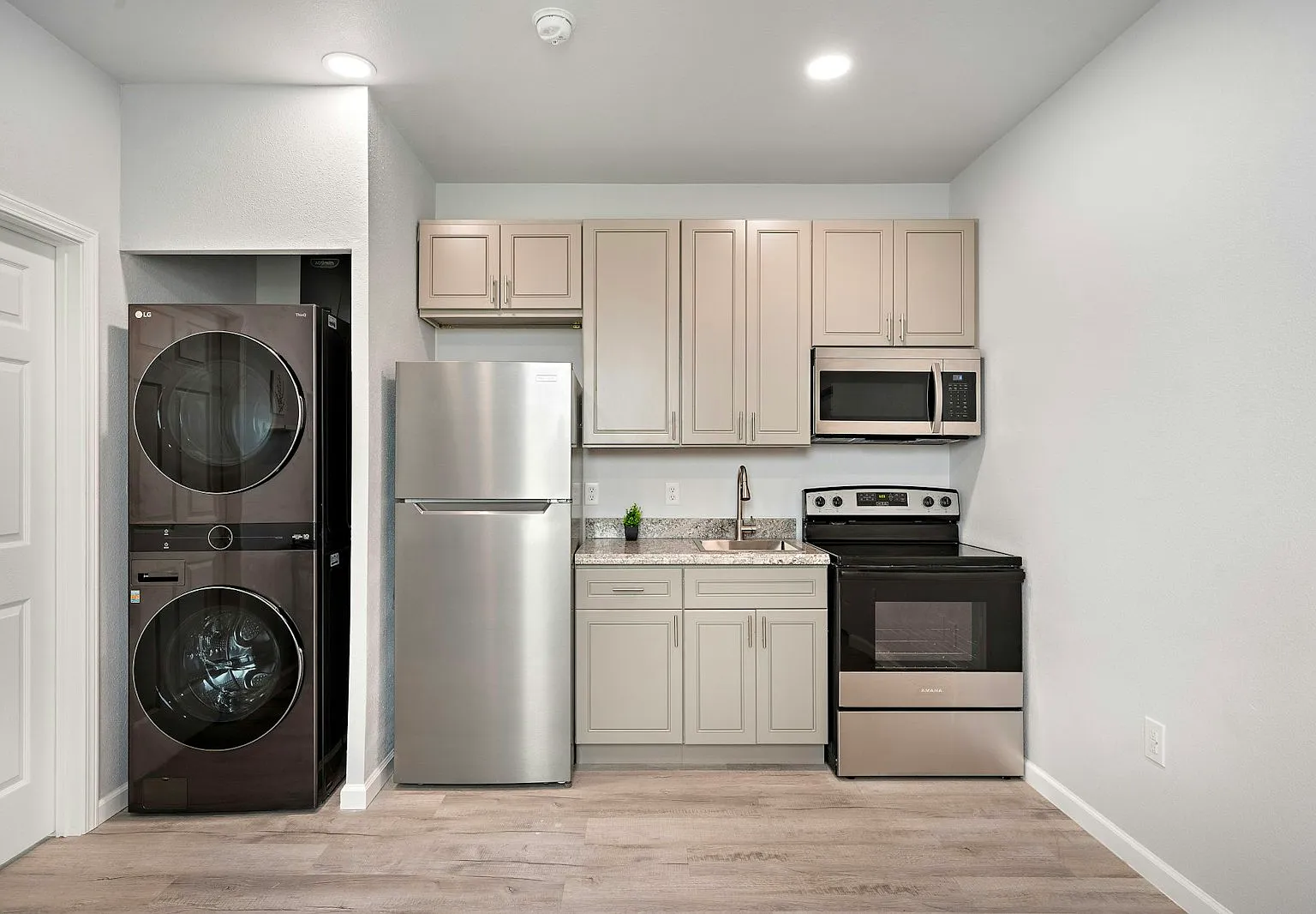 801 Avenue K, Unit D — Photo 3