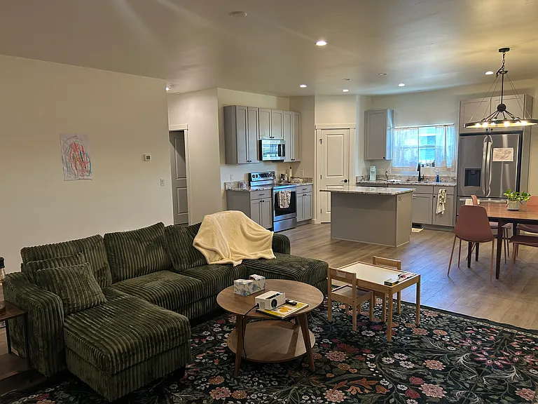 422 Jarrett Ave — Photo 5