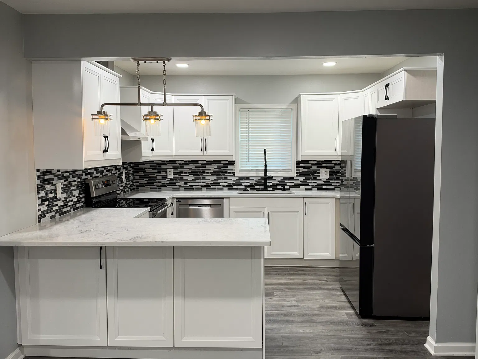 3 bed, 950 sqft, $1,950 — Photo 2