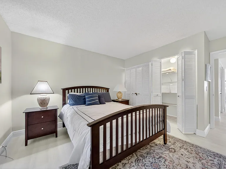 218 NE Edgewater Dr — Photo 36