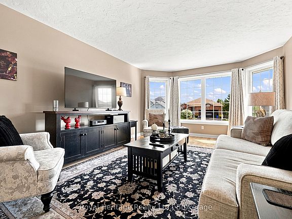 4th image of 10 Fox Den Dr