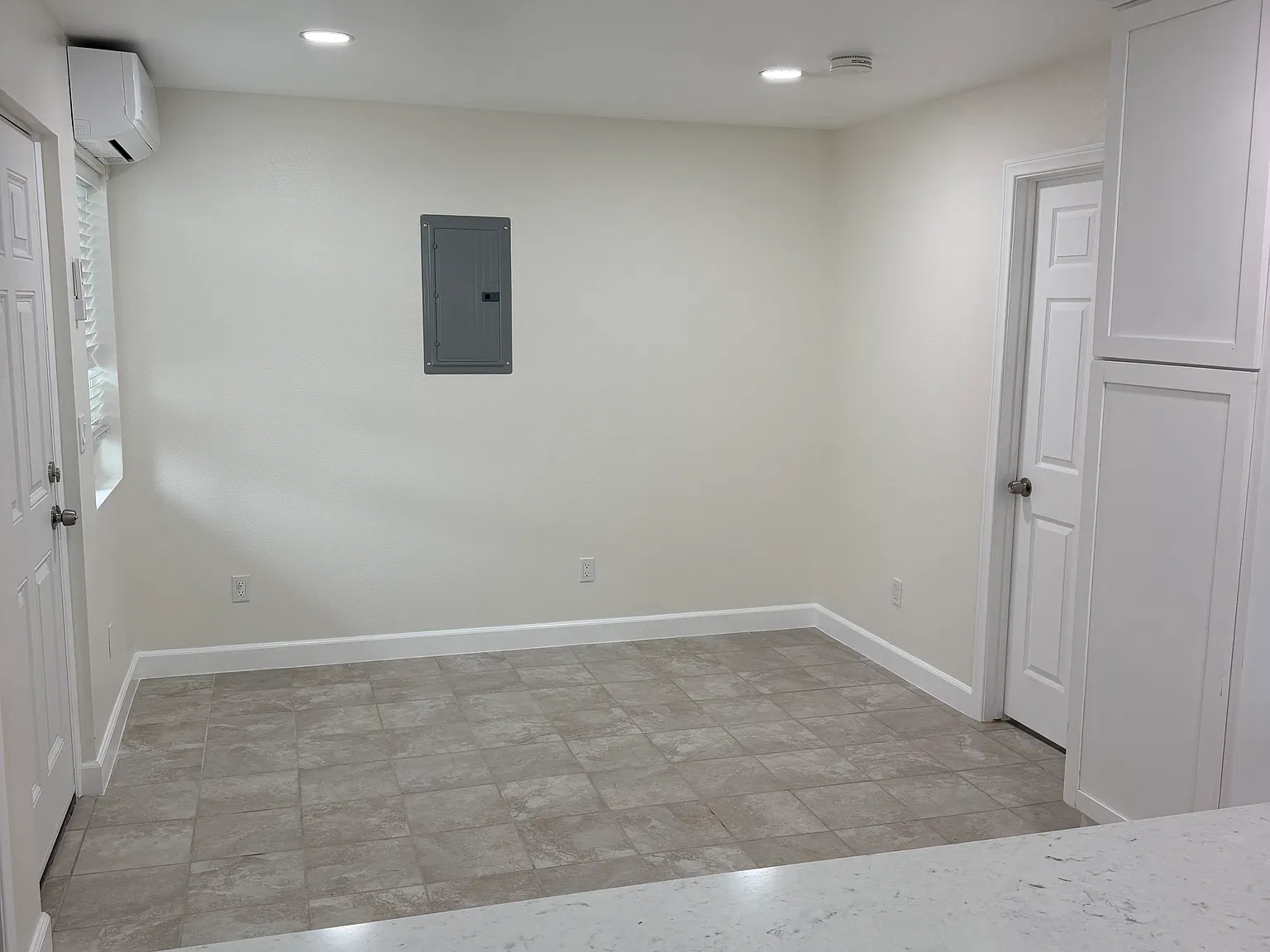 2 bed, 650 sqft, $2,300 — Photo 3